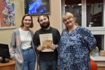 Тимур Хусяинов вместе с участниками мастер-класса «Путешествие по открыткам»