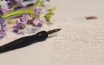 Фотоиллюстрация: перьевая ручка, цветы и рукописное письмо