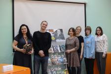 Дмитрий Казаков вместе с сотрудниками библиотеки