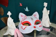 Японские фарфоровые фигурки и карнавальная маска