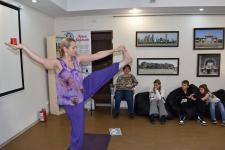 Энерготерапевт Ирина Боровкова демонстрирует асаны из йоги