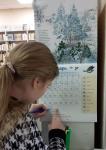 Читательница заполняет календарь наблюдений за природой
