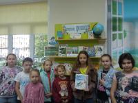 Читатели у книжная выставки «Интересное про школу»